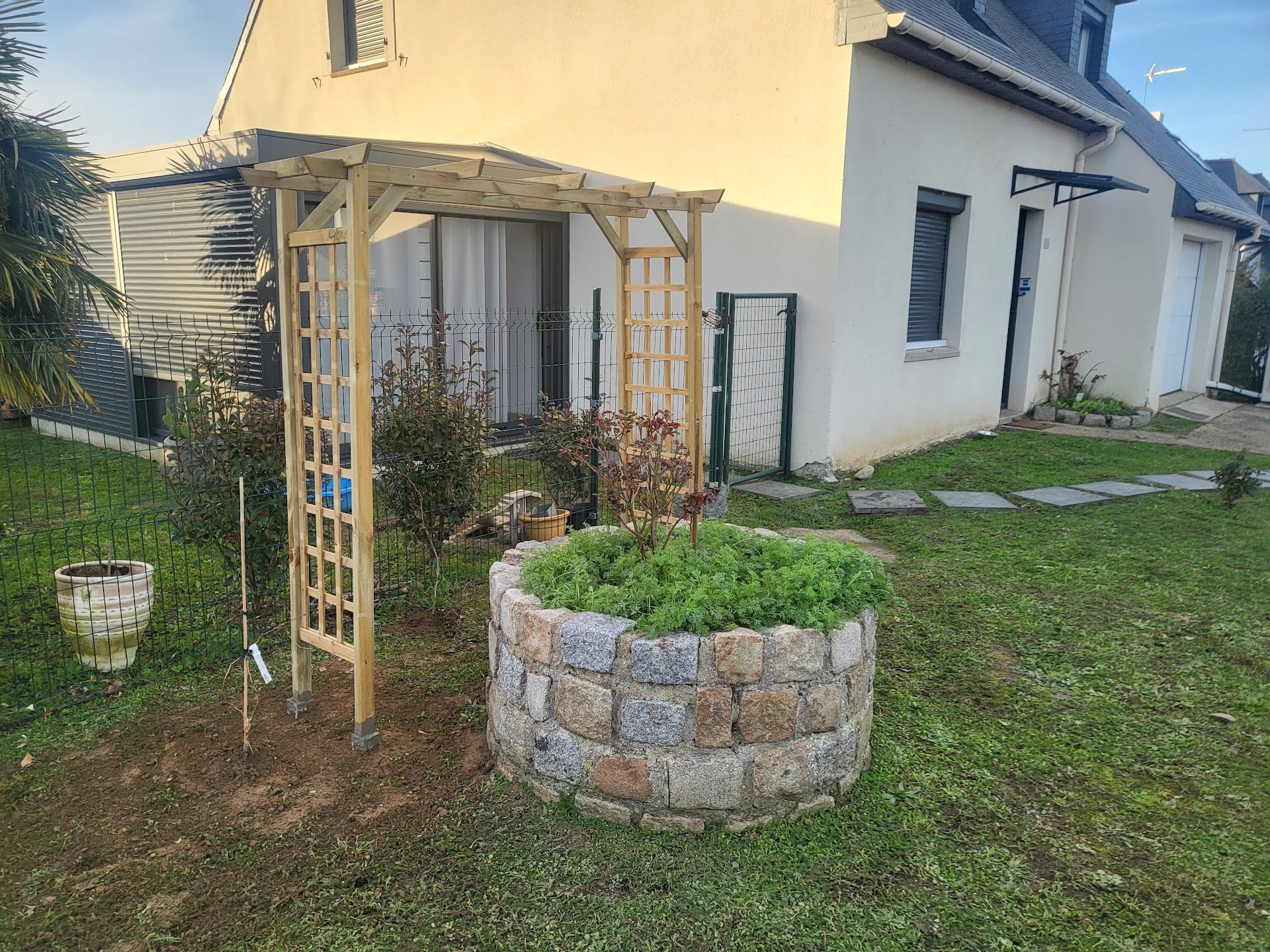 Pergola en bois et jardinière en pierre